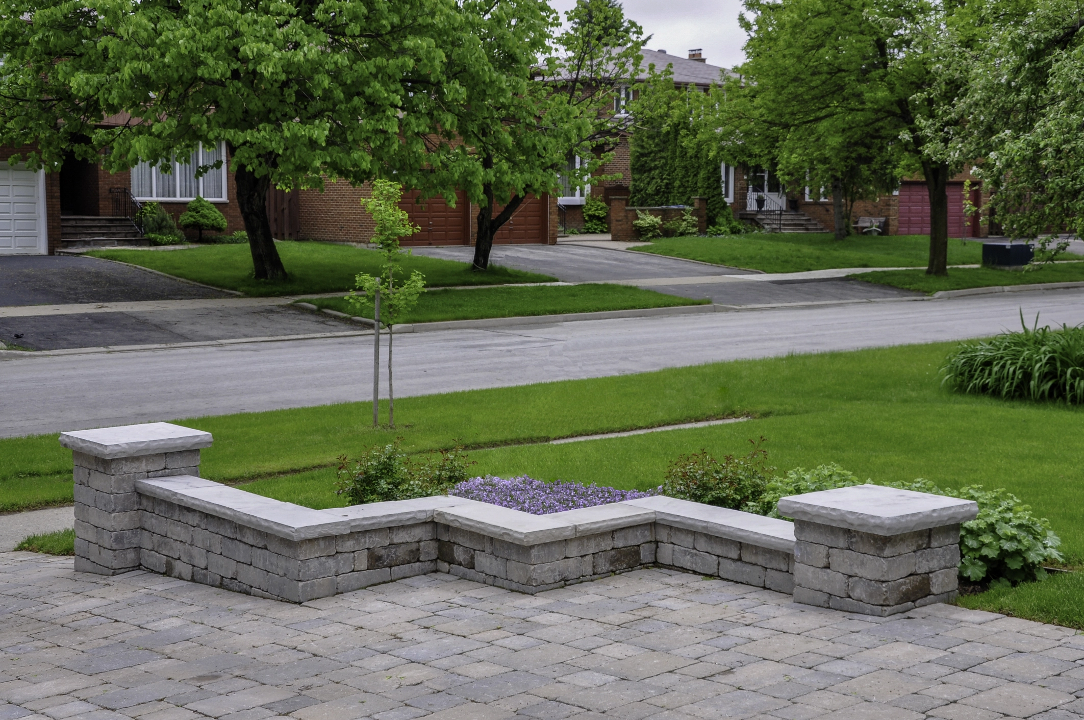 Concrete retaining wall